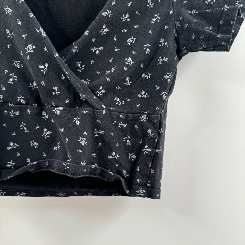 Brandy Melville Floral Wrap Style Top Black V-Neck One Size - Picture 3 of 5